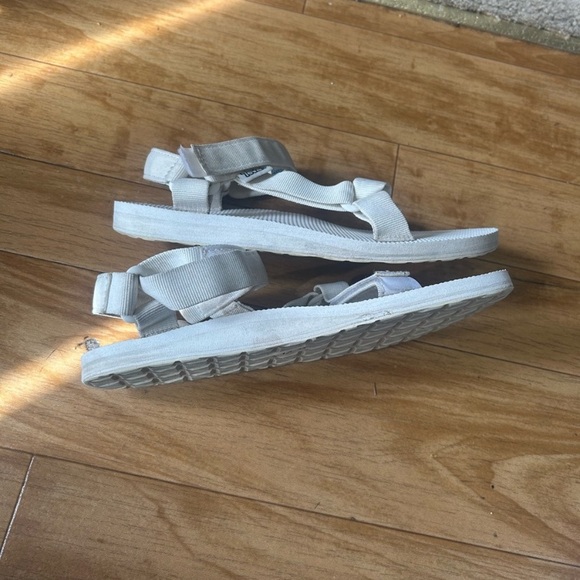 Teva sandal size 8 - Picture 3 of 8